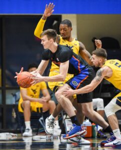 Colin Castleton scores 21, as Florida beats No. 11 West Virginia